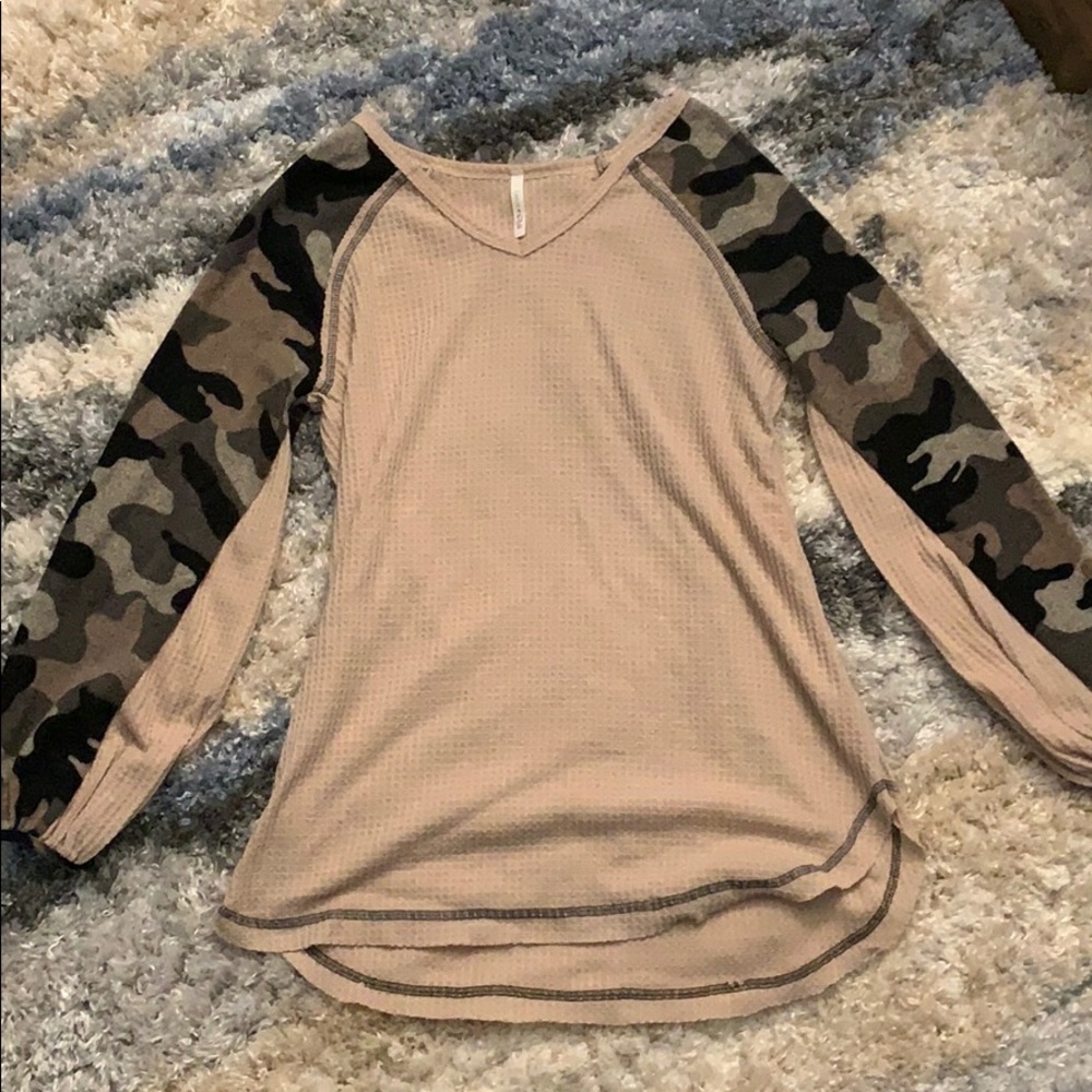 Waffle top with Camo sleeves (Size Medium)